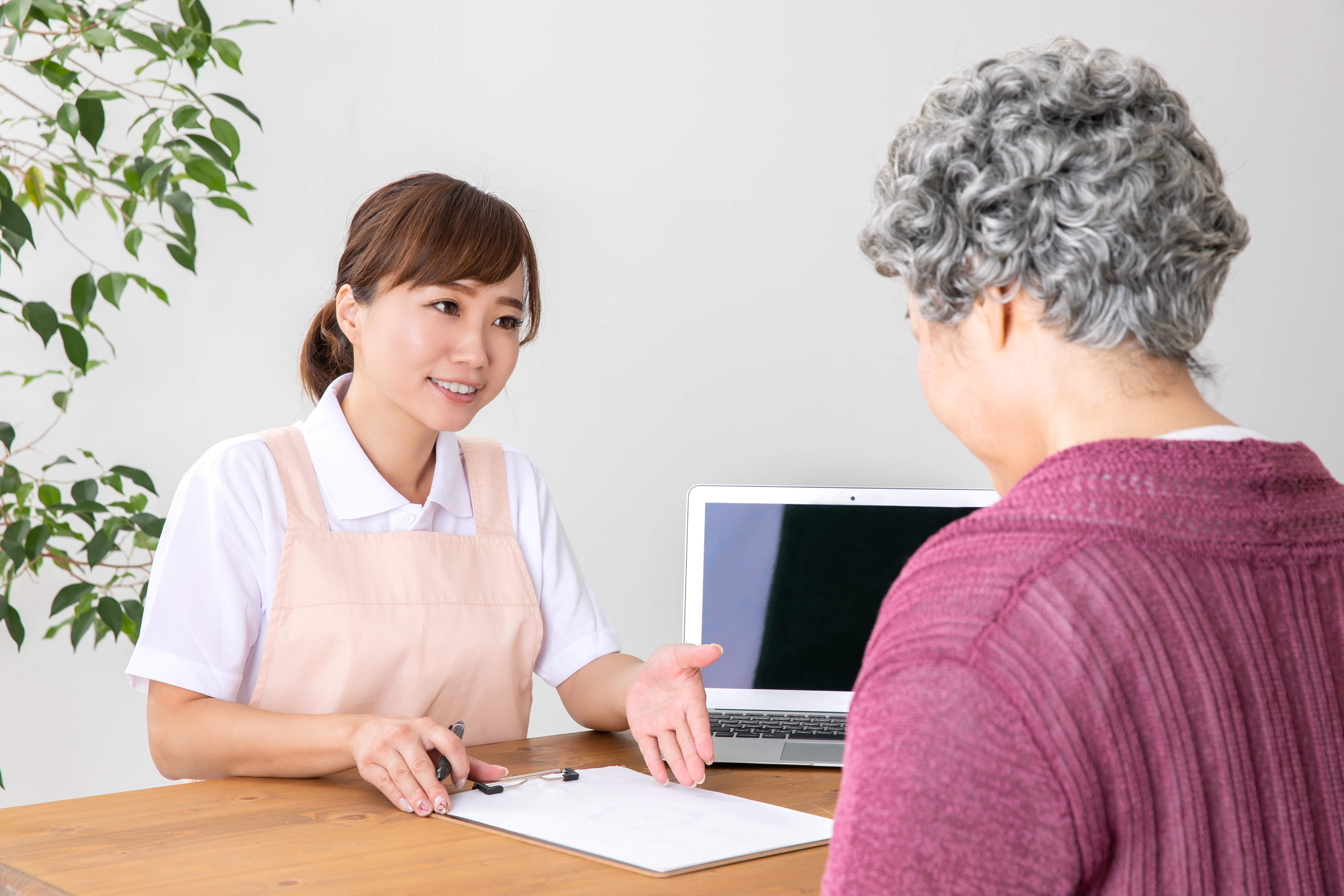 「指差し会話表」や「多言語対応掲示」の写真