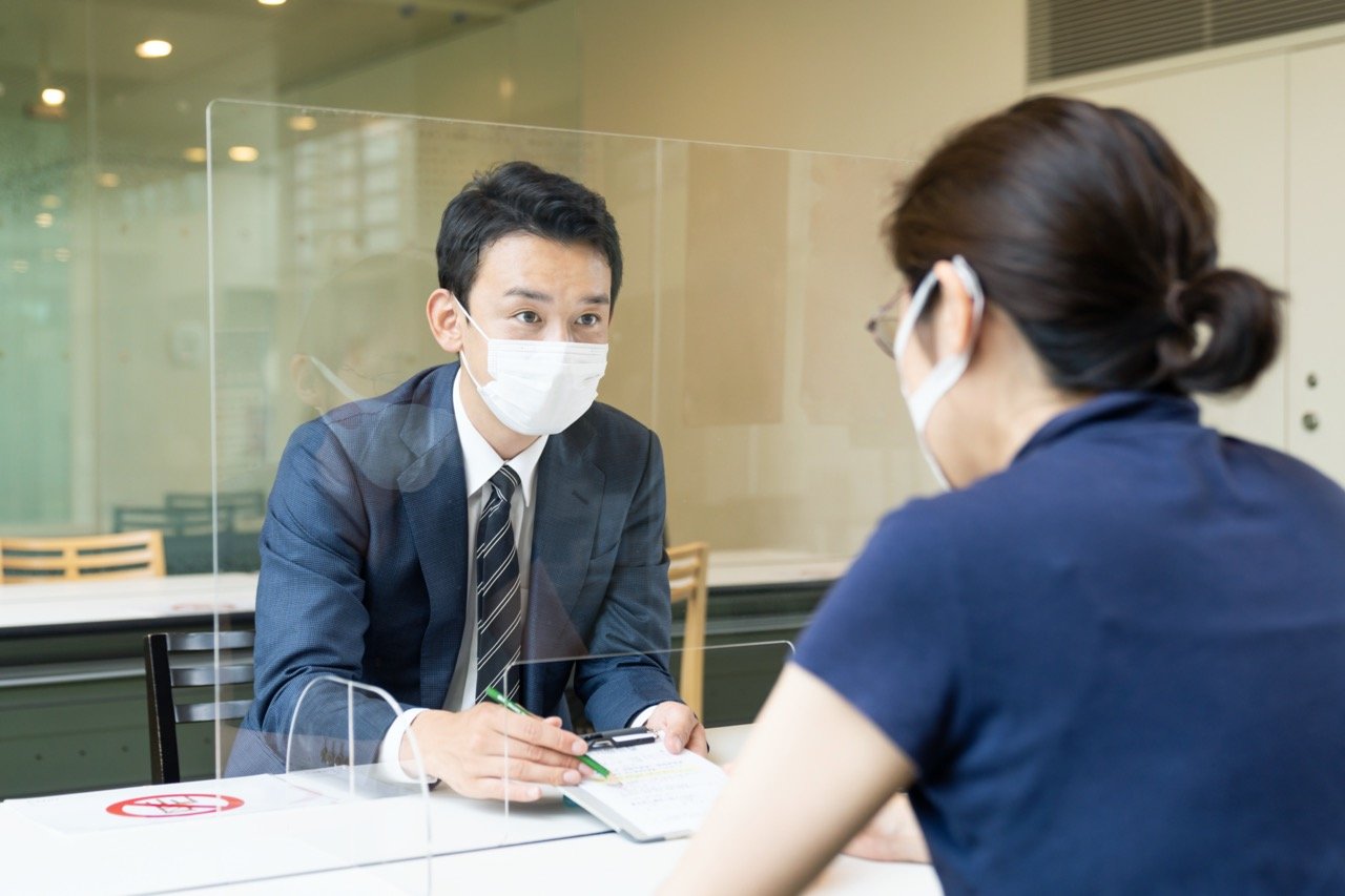 支援センターで相談している様子