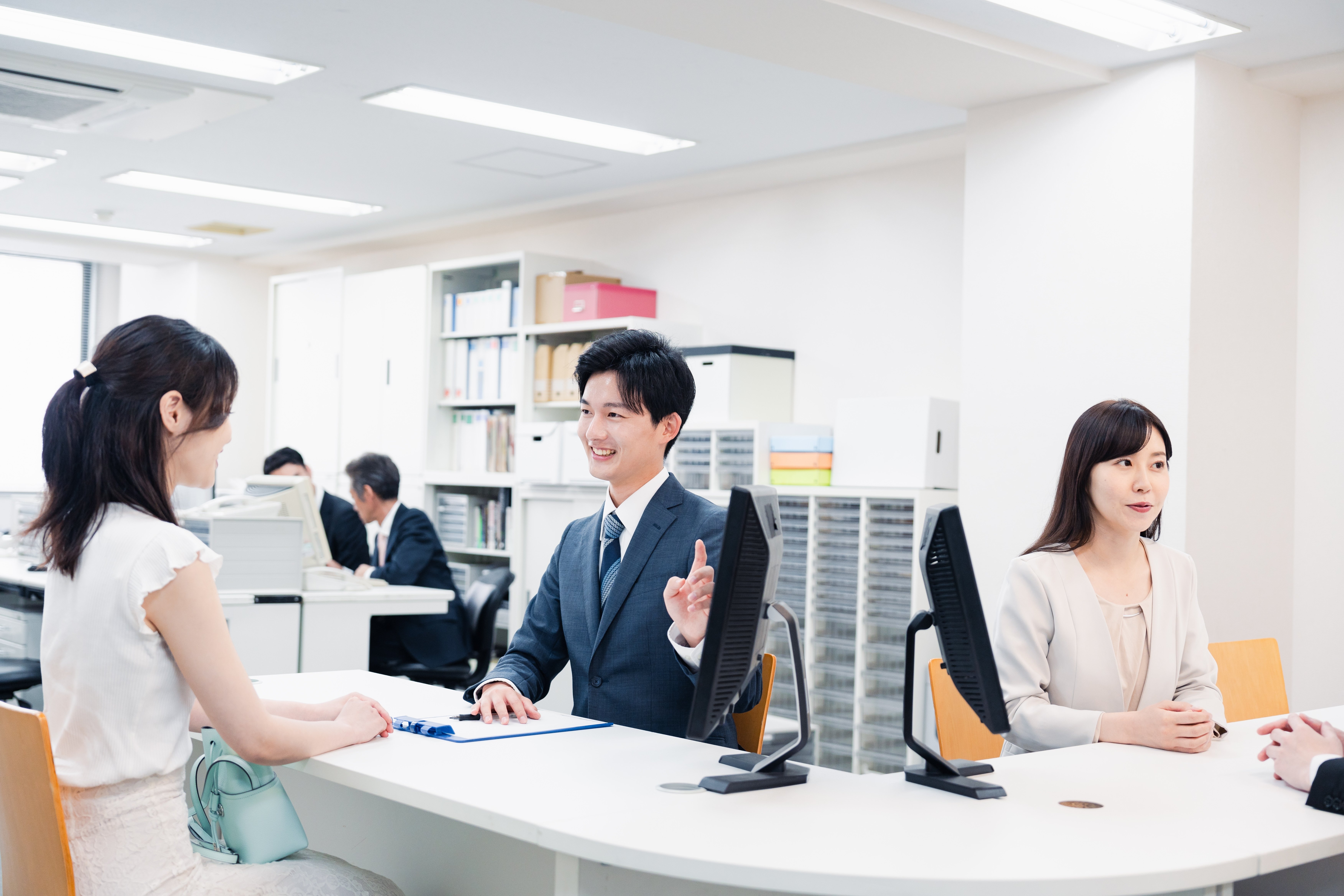 役所の受付の写真