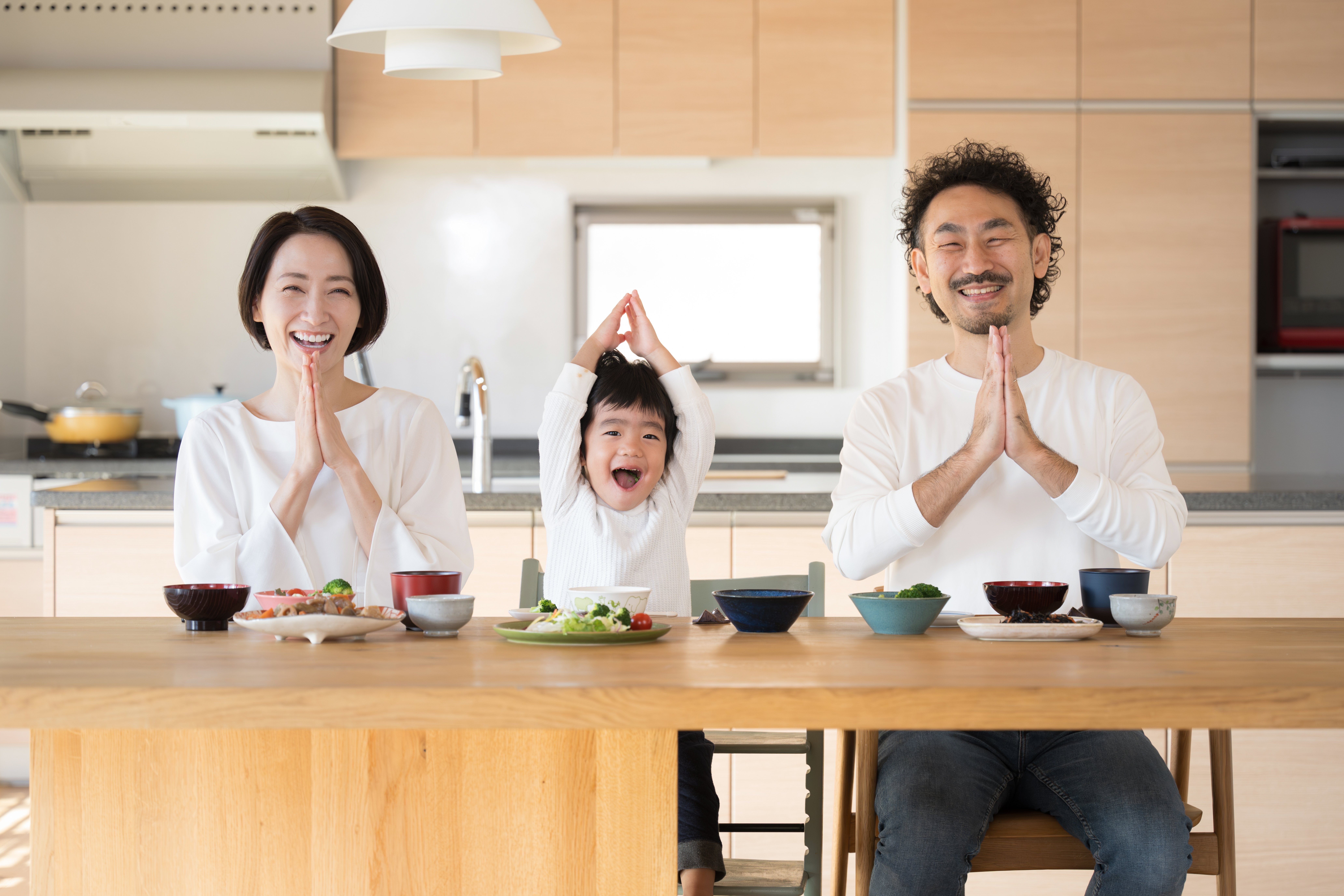 食べる前に「いただきます」と手を合わせている