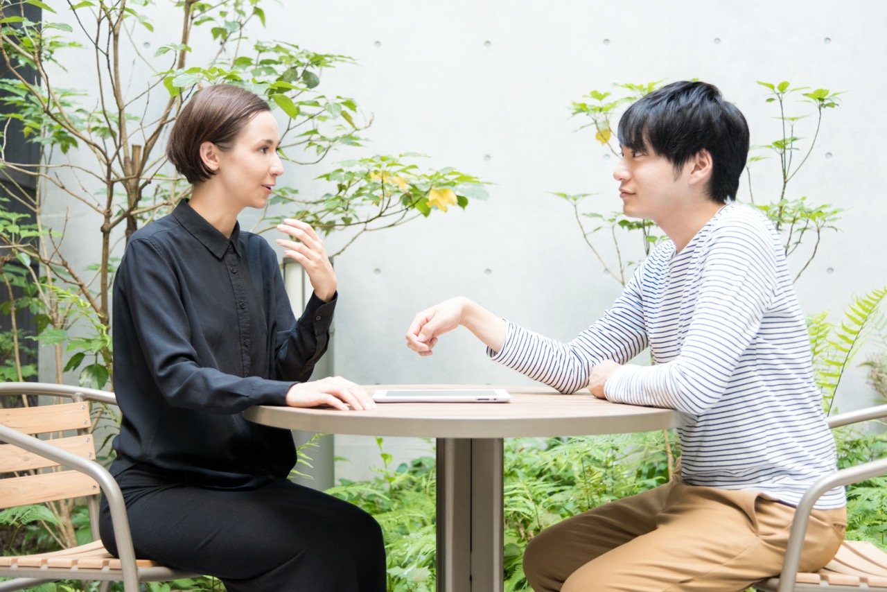 （相談している様子：友人や先生と話す場面） 